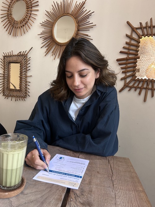 A photo of a French language learner in a Parisian café in the 11th arrondissement